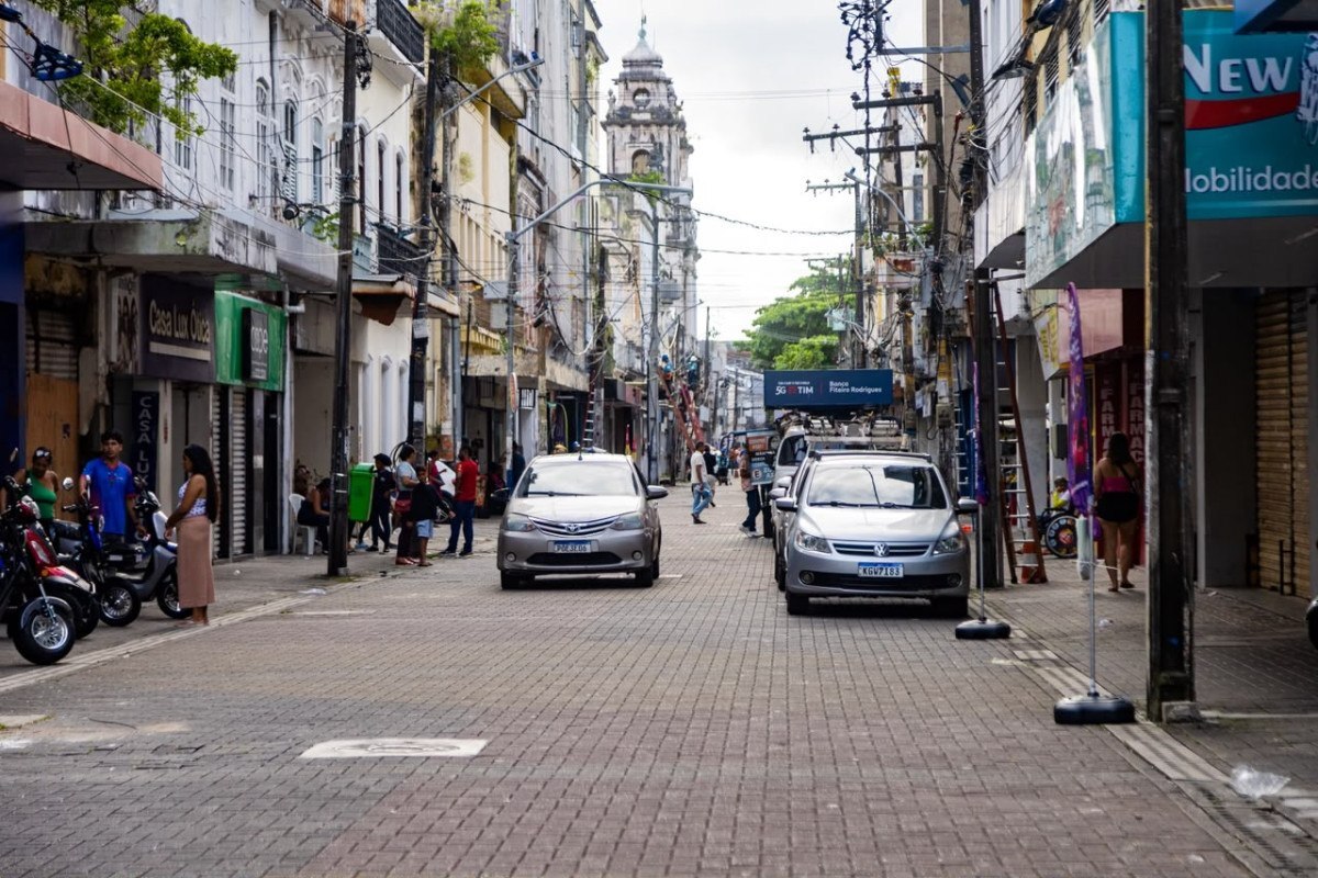 Carros trafegam pela Rua da Imperatriz, no Centro do Recife (Karol Rodrigues/ DP Foto)