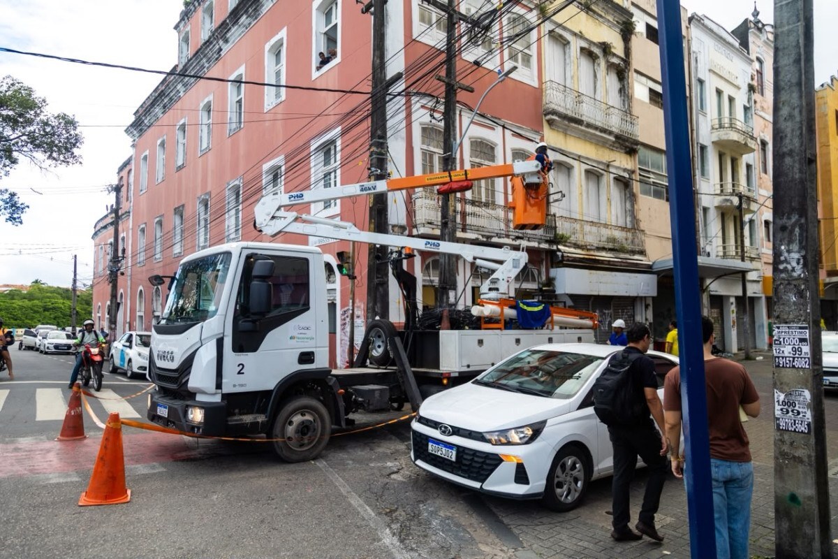 Carros trafegam pela Rua da Imperatriz, no Centro do Recife (Karol Rodrigues/ DP Foto)