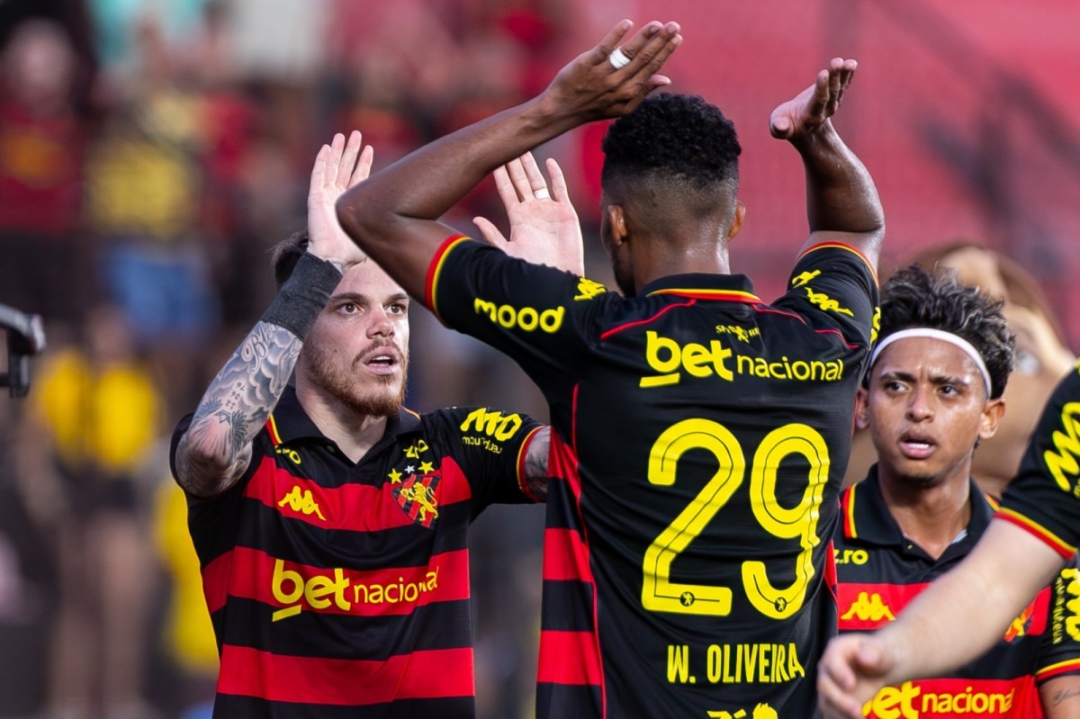 Barletta e Willian Oliveira em ação pelo Sport/Rafael Vieira/DP Foto
