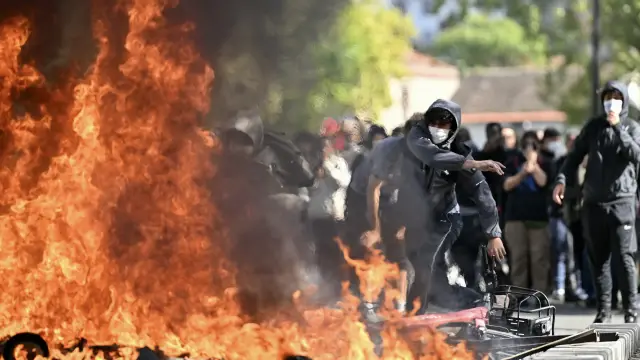 Estudante ateia fogo a barreira durante bloqueio em frente ao liceu Le Corbusier, em Aubervilliers, ao norte de Paris, nesta quinta-feira (1&ordm;)