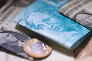 Com m&aacute;xima de R$ 5,2374, no in&iacute;cio da tarde, o d&oacute;lar &agrave; vista terminou o primeiro preg&atilde;o de outubro em alta de 0,88%