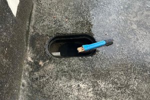 Local onde o hidr&ocirc;metro foi furtado. Enquanto um novo equipamento n&atilde;o &eacute; instalado, a &aacute;gua continua sendo desperdi&ccedil;ada