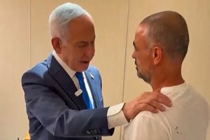Primeiro-ministro de Israel, Benjamin Netanyahu, encontra-se com Yaniv, um dos passageiros que conseguiram invadir a cabine de comando da aeronave da Flydubai
