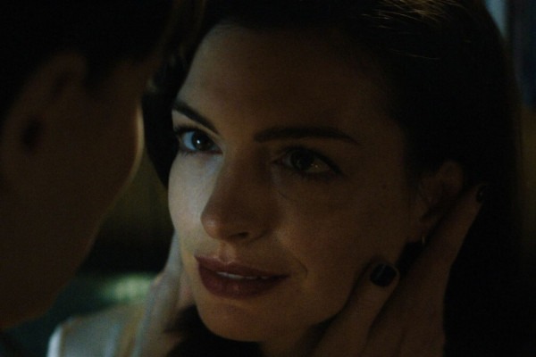 Anne Hathaway interpreta misteriosa escritora que sofre um acidente de carro e fica impossibilitada de concluir sua série de suspenses (Amazon/Divulgação)