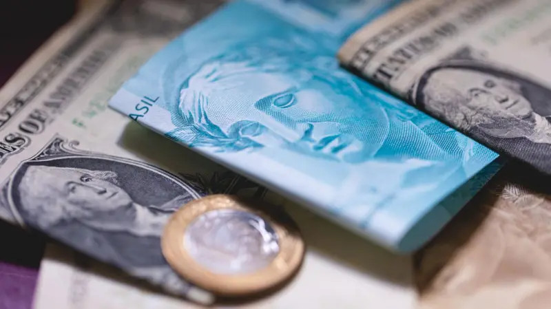Com máxima de R$ 5,2374, no início da tarde, o dólar à vista terminou o primeiro pregão de outubro em alta de 0,88%/AFP
