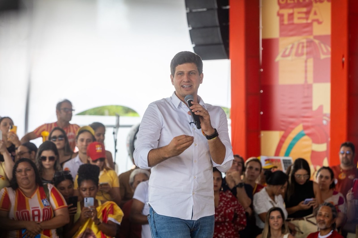 João Campos em encontro com profissionais da saúde/Foto: Karol Rodrigues/DP Foto