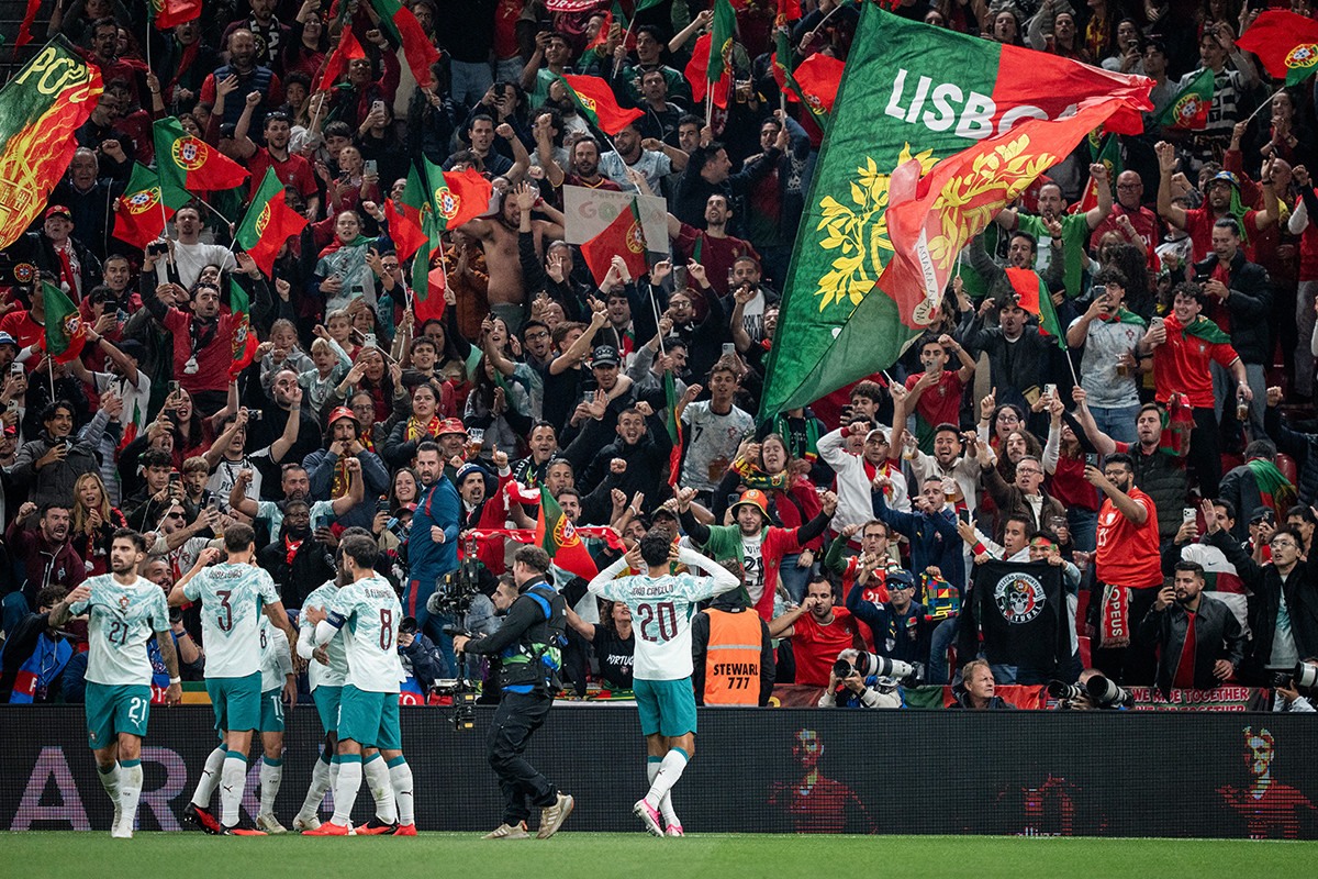 Jogadores de Portugal em comemoração com a torcida/SEBASTIAN ELIAS UTH / RITZAU SCANPIX / AFP