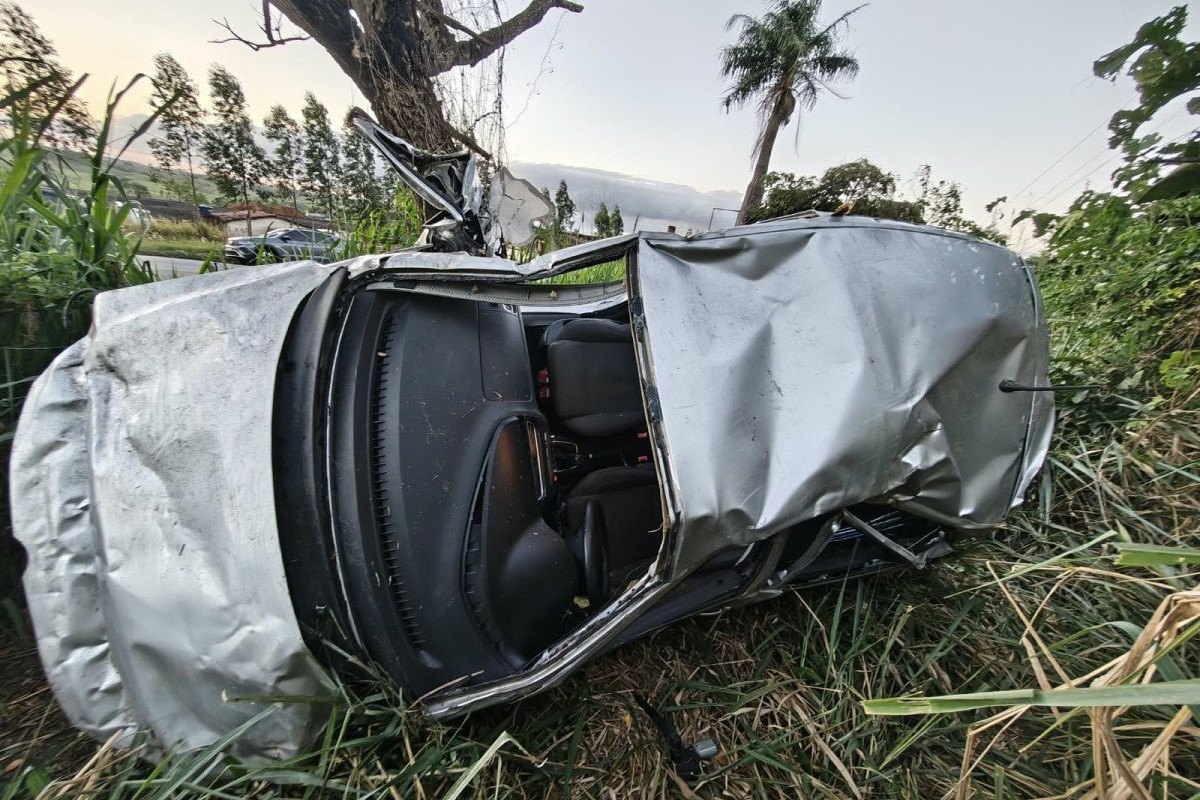 Veículo ficu totalmente destruído /Foto: Divulgação/PRF