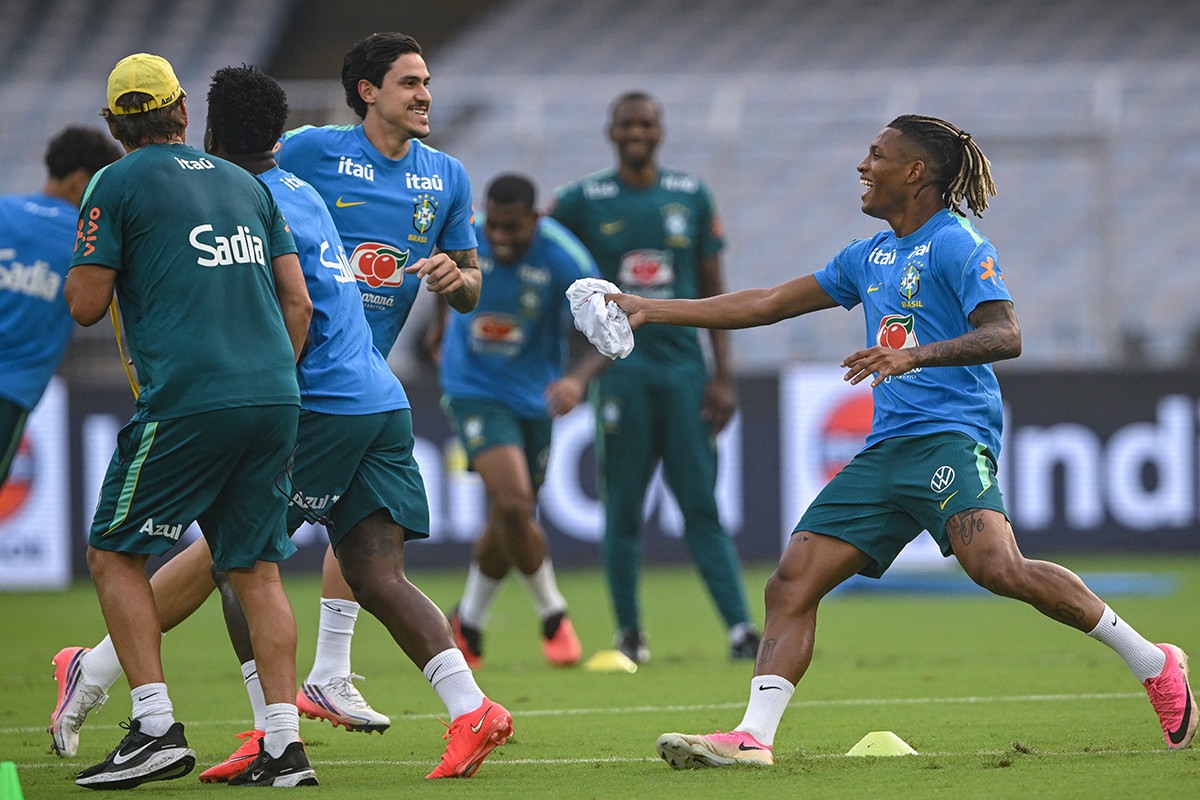 Jogadores da seleção brasileira no treino/DIBYANGSHU SARKAR / AFP