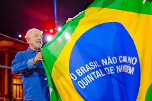 Aos 80 anos e disputando a Presid&ecirc;ncia pela s&eacute;tima vez, Lula colocou a pr&oacute;pria trajet&oacute;ria sobre a mesa. A biografia serviu simultaneamente como mem&oacute;ria e argumento eleitoral
