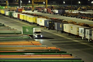 Cont&ecirc;ineres da ind&uacute;stria de petr&oacute;leo no terminal intermodal da Union Pacific em Los Angeles