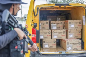 Chegada da urna &agrave; se&ccedil;&atilde;o eleitoral &eacute; resultado de opera&ccedil;&atilde;o log&iacute;stica coordenada pelos TREs