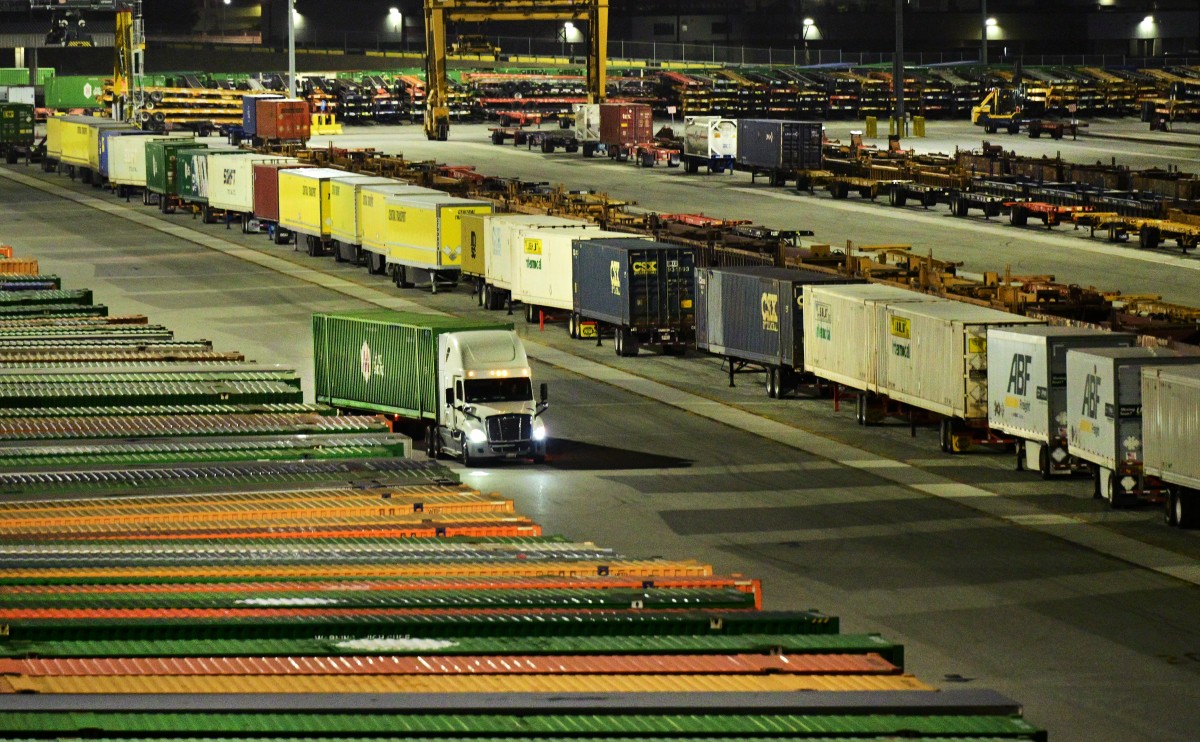 Contêineres da indústria de petróleo no terminal intermodal da Union Pacific em Los Angeles/Frederic J. Brown/AFP