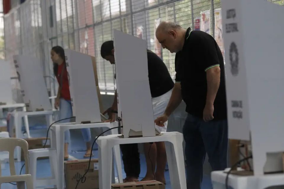 Eleitores em cabines de vota&ccedil;&atilde;o/Foto: Fernando Fraz&atilde;o/Ag&ecirc;ncia Brasil
