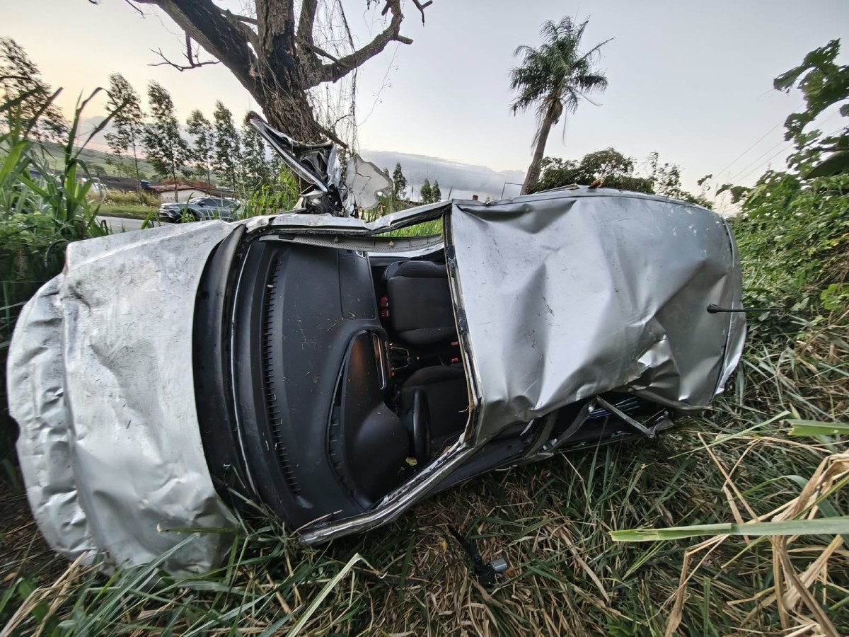 Carro sai da pista, capota e deixa motorista ferido na BR-408 - Foto: Divulga&ccedil;&atilde;o/PRF
