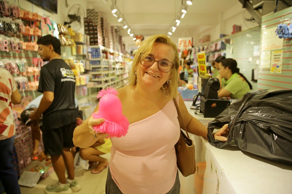 A lojista Bevânia Nascimento mostra um squish (Maurício Ferry/ DP Foto)