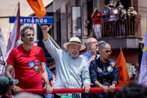 O presidente Luiz In&aacute;cio Lula da Silva durante caminhada na Rua Augusta, em S&atilde;o Paulo, neste s&aacute;bado (3), no &uacute;ltimo dia da campanha do 1&ordm; turno.

