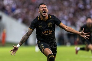 Pedro Favela celebra gol do acesso do Santa Cruz &agrave; S&eacute;rie B: 'At&eacute; agora sem acreditar'