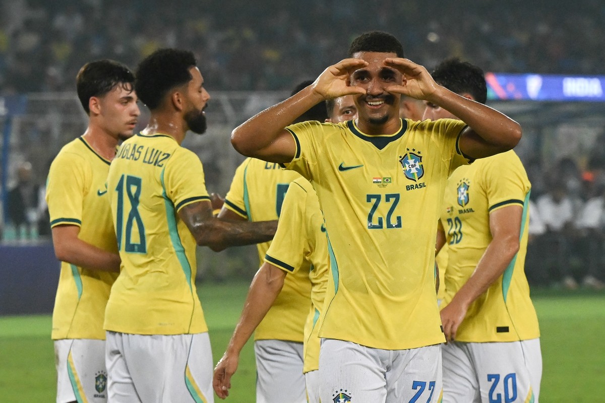 Est&ecirc;v&atilde;o volta a marcar pela sele&ccedil;&atilde;o em goleada com ritmo de treino no duelo com a &Iacute;ndia - DIBYANGSHU SARKAR / AFP