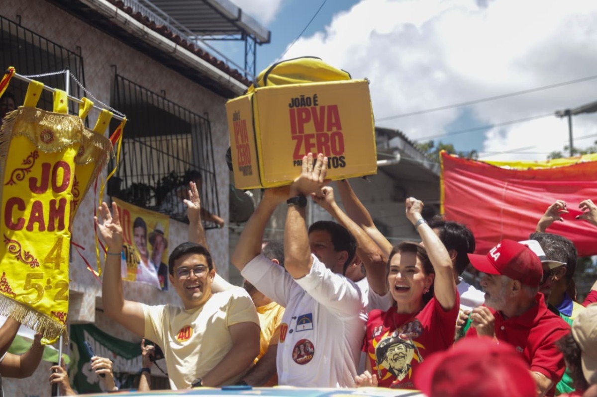 No último dia antes do primeiro turno das Eleições 2026, o candidato ao Governo de Pernambuco, João Campos, comandou uma carreata neste sábado (3), percorrendo bairros da Zona Norte do Recife. (Weslly Gomes/DP Foto)