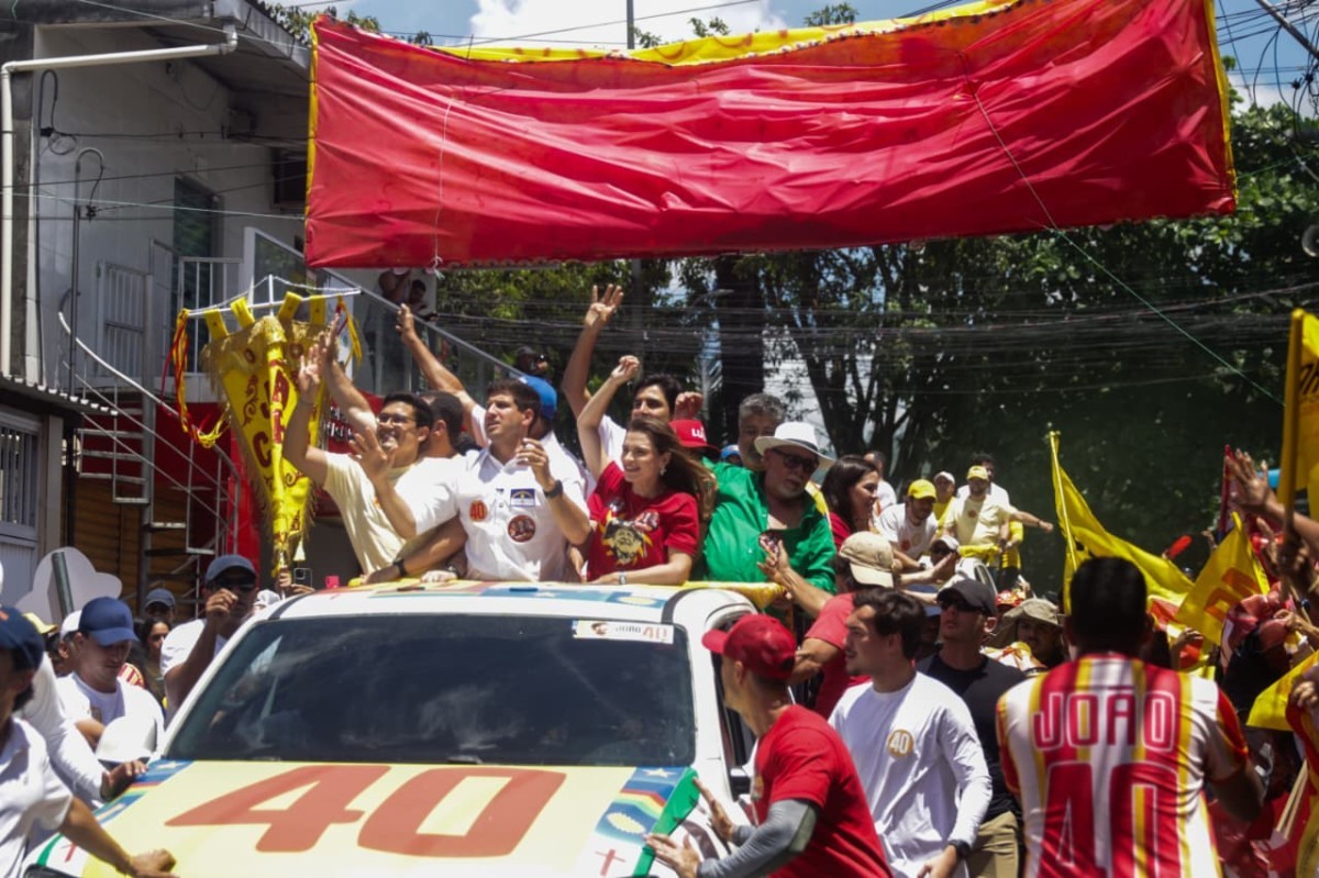 No último dia antes do primeiro turno das Eleições 2026, o candidato ao Governo de Pernambuco, João Campos, comandou uma carreata neste sábado (3), percorrendo bairros da Zona Norte do Recife. (Weslly Gomes/DP Foto)