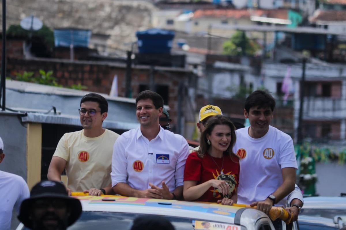 No último dia antes do primeiro turno das Eleições 2026, o candidato ao Governo de Pernambuco, João Campos, comandou uma carreata neste sábado (3), percorrendo bairros da Zona Norte do Recife./Weslly Gomes/DP Foto