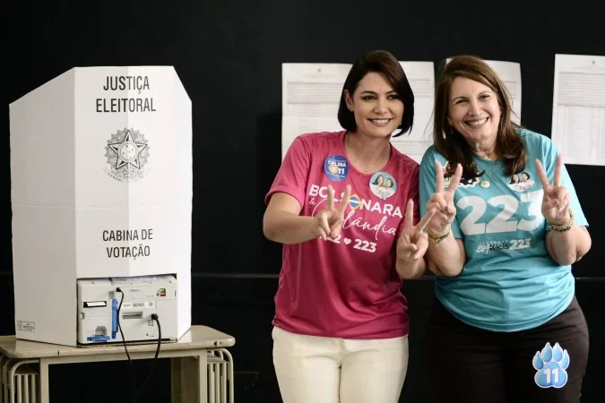 Bia Kicis acompanhou Michelle Bolsonaro pela manhã, durante votação no Lago Sul/Minervino Júnior/CB)x