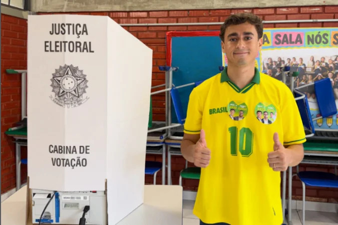 Nikolas, logo após votar neste domingo (4), em Minas Gerais /Reprodução/Instagram