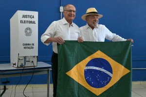 Lula vota em S&atilde;o Bernardo do Campo, no ABC Paulista, acompanhado de Alckmin
