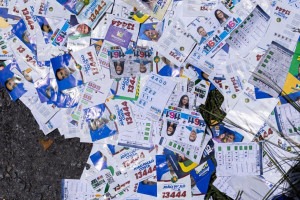 Material de campanha nas proximidades dos locais de vota&ccedil;&atilde;o da Zona Norte
