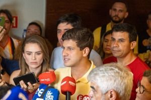 "N&atilde;o desistirei do Brasil, nem de Pernambuco", diz Jo&atilde;o Campos ap&oacute;s derrota para Raquel Lyra