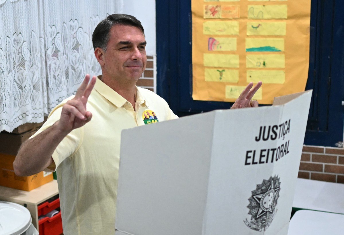 Fl&aacute;vio Bolsonaro vota no Rio de Janeiro e diz acreditar em vit&oacute;ria no primeiro turno - Foto: Mauro Pimentel / AFP