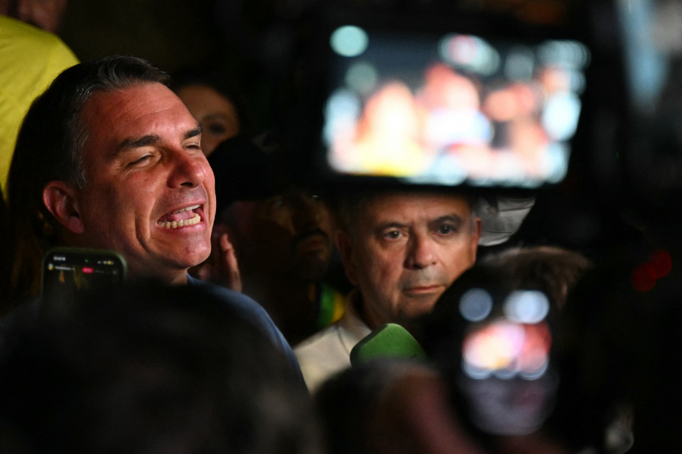 Flávio Bolsonaro em discurso após primeiro turno/Foto por EVARISTO SA / AFP