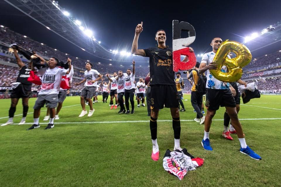 Jogadores do Santa Cruz em comemoração ao acesso à Série B/Rafael Vieira / DP Foto