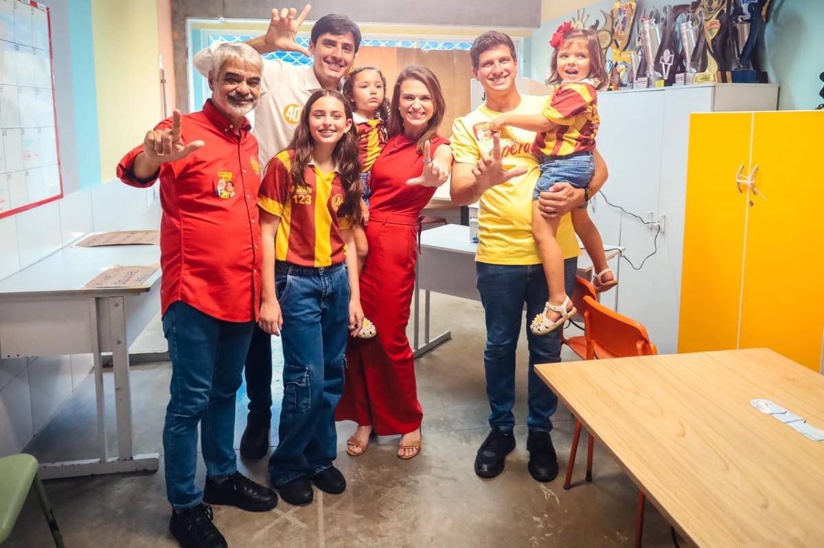 "Contamos com a vit&oacute;ria": Mar&iacute;lia Arraes vota no Recife acompanhada de Jo&atilde;o e Humberto - Foto: Crysli Viana