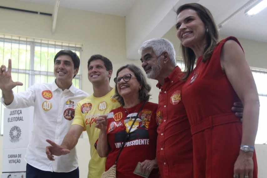 Senadora compareceu ao local de votação na tarde deste domingo (4)/Vital Márcio/Esp DP