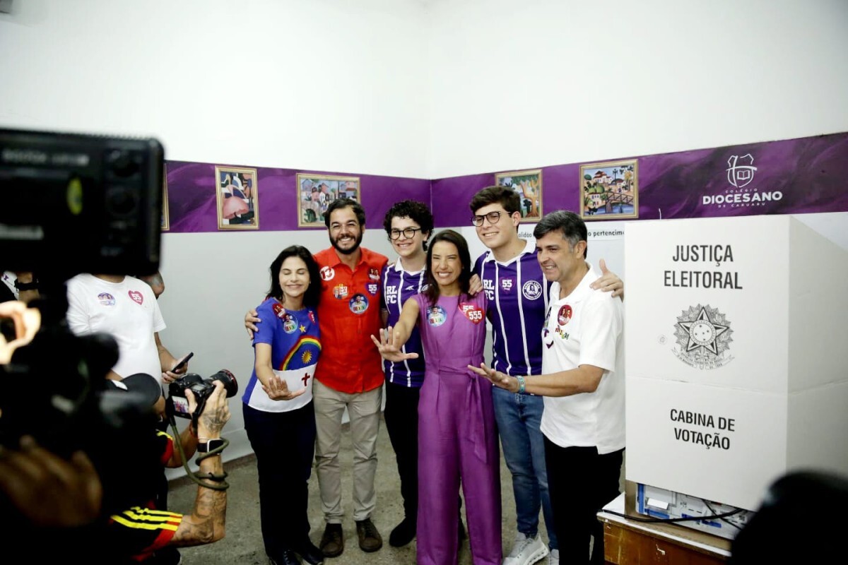 Raquel Lyra (PSD) vota em Caruaru ao lado de familiares e aliados/Foto: Maurício Ferry/DP Foto