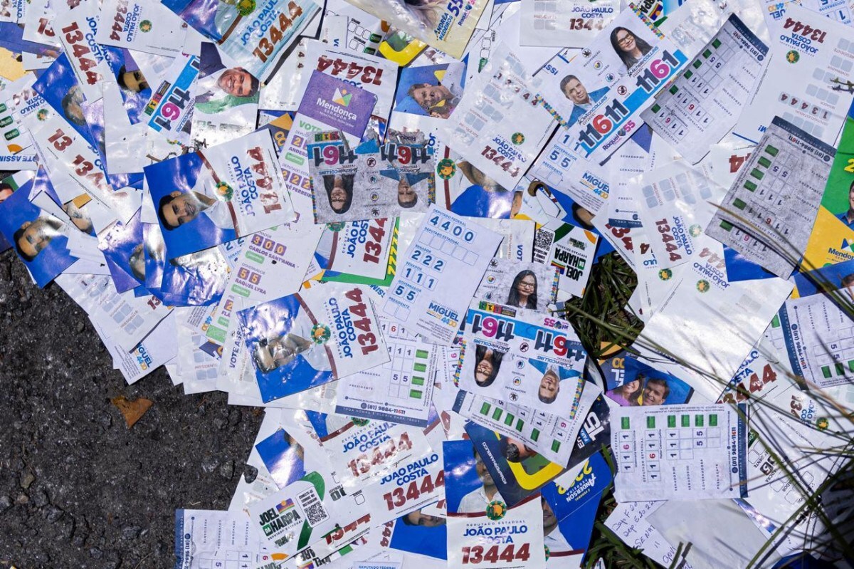 Material de campanha nas proximidades dos locais de votação da Zona Norte/Paulo Matheus/ Esp Dp