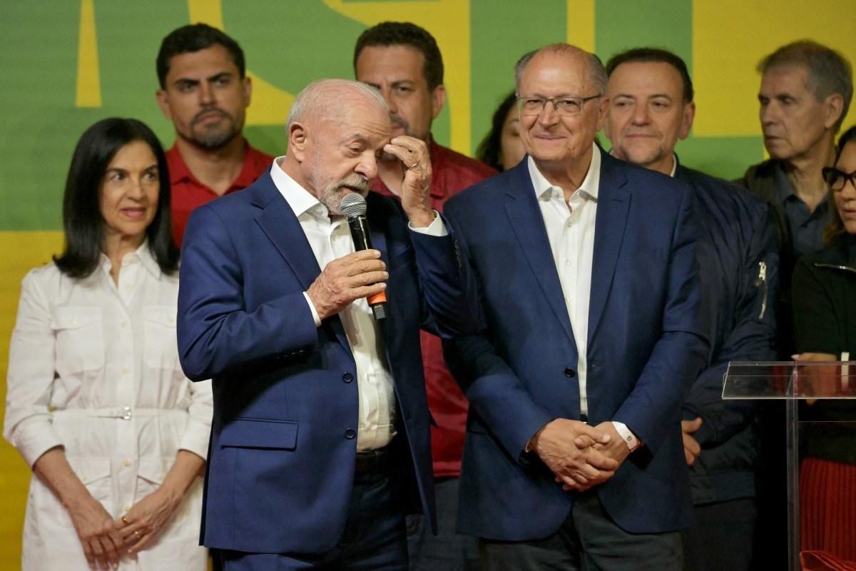 O presidente do Brasil e candidato à reeleição pelo Partido dos Trabalhadores (PT), Luiz Inácio Lula da Silva, fala a apoiadores após a divulgação dos resultados parciais da eleição presidencial/NELSON ALMEIDA/AFP