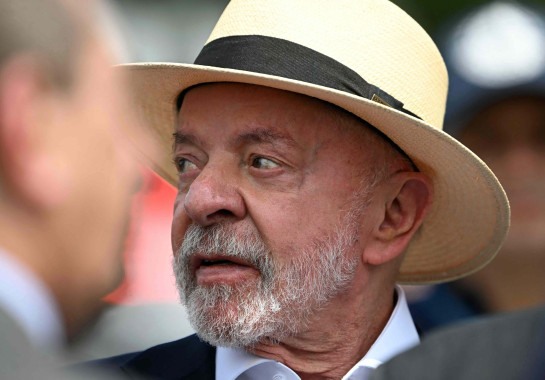 Lula começou ganhando na eleição passada, mas agora precisa virar o jogo no segundo turno/MAURO PIMENTEL/AFP