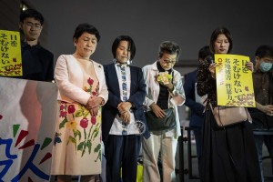 Manifestantes fazem um minuto de sil&ecirc;ncio por mulher supostamente morta por fuzileiro naval dos EUA em Okinawa