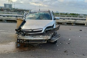 Motorista morre ao colidir carro com caminh&atilde;o na BR-232, no Curado, Zona Oeste do Recife
