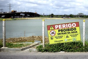 Placas alertam que a &aacute;gua &eacute; impr&oacute;pria para banhos e que h&aacute; risco de ataques de animais