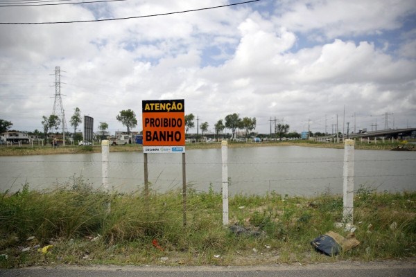 Nas placas encontradas pela reportagem do Diario de Pernambuco, a gestão municipal alerta sobre os riscos de ataque de animais e além da água ser imprópria para banho. 
 (Foto: Mauricio Ferry / DP Foto)