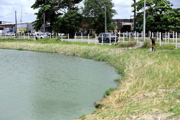 O Diario de Pernambuco flagrou dois pescadores com tarrafas em um dos reservatórios, que se evadiram do local após verem a reportagem. (Foto: Mauricio Ferry / DP Foto)