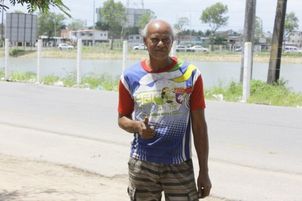 O mecânico Cícero dos Santos, de 60 anos, ignora os alertados das placas e toma banho com frequência em um dos reservatórios
 (Foto: Mauricio Ferry / DP Foto)