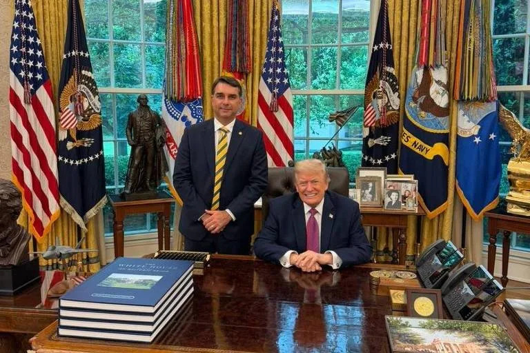O candidato Flávio Bolsonaro (PL) e o presidente dos EUA, Donald Trump, na Casa Branca/Divulgação/Casa Branca