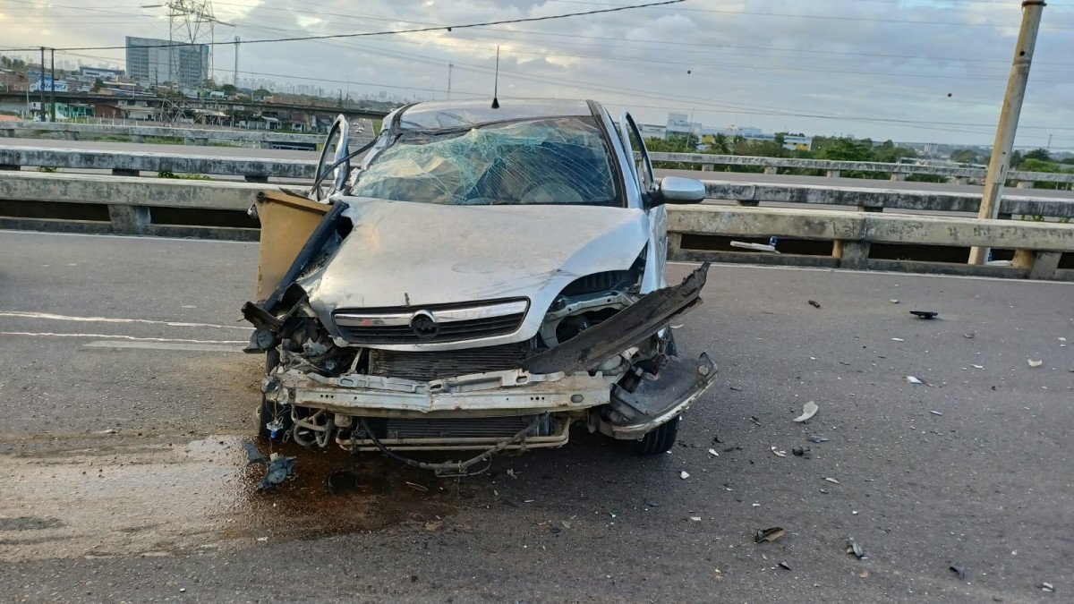 Motorista morre ao colidir carro com caminhão na BR-232, no Curado, Zona Oeste do Recife
/Ascom PRF