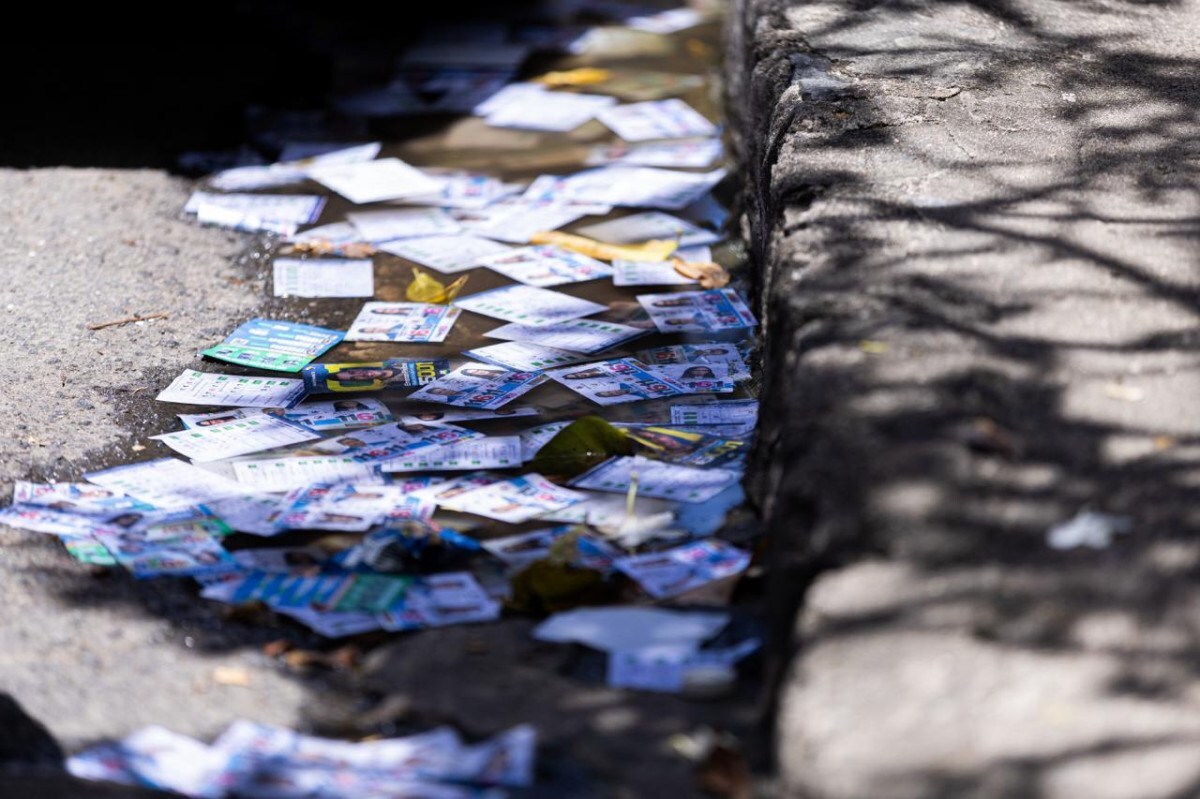 Mais de 119 toneladas de resíduos eleitorais são recolhidos no Recife após o primeiro turno 
 (Foto: Paulo Matheus/Esp. DP)