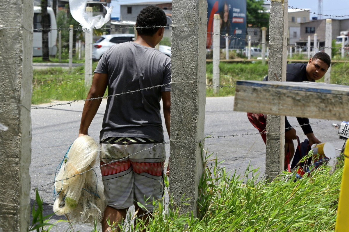 Homem recolheu rede de pesca ao perceber a presença da equipe do Diario. (Maurício Ferry/ DP Foto)
